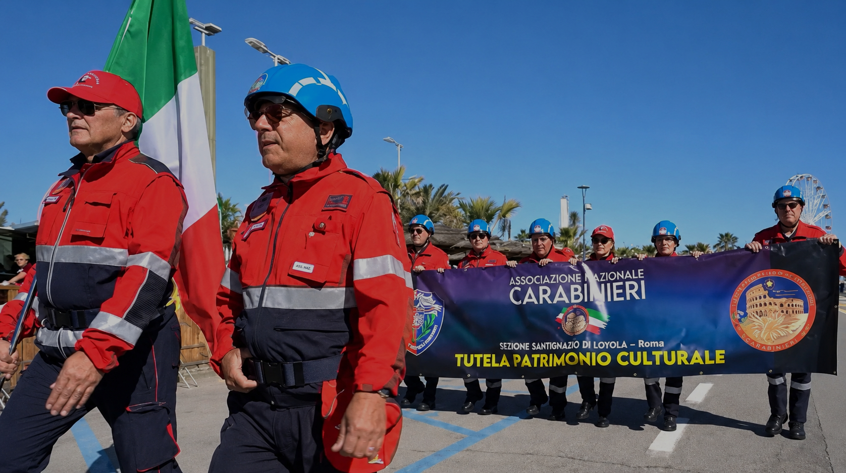 Volontari in uniforme e stendardo della sezione Tutela Patrimonio Culturale